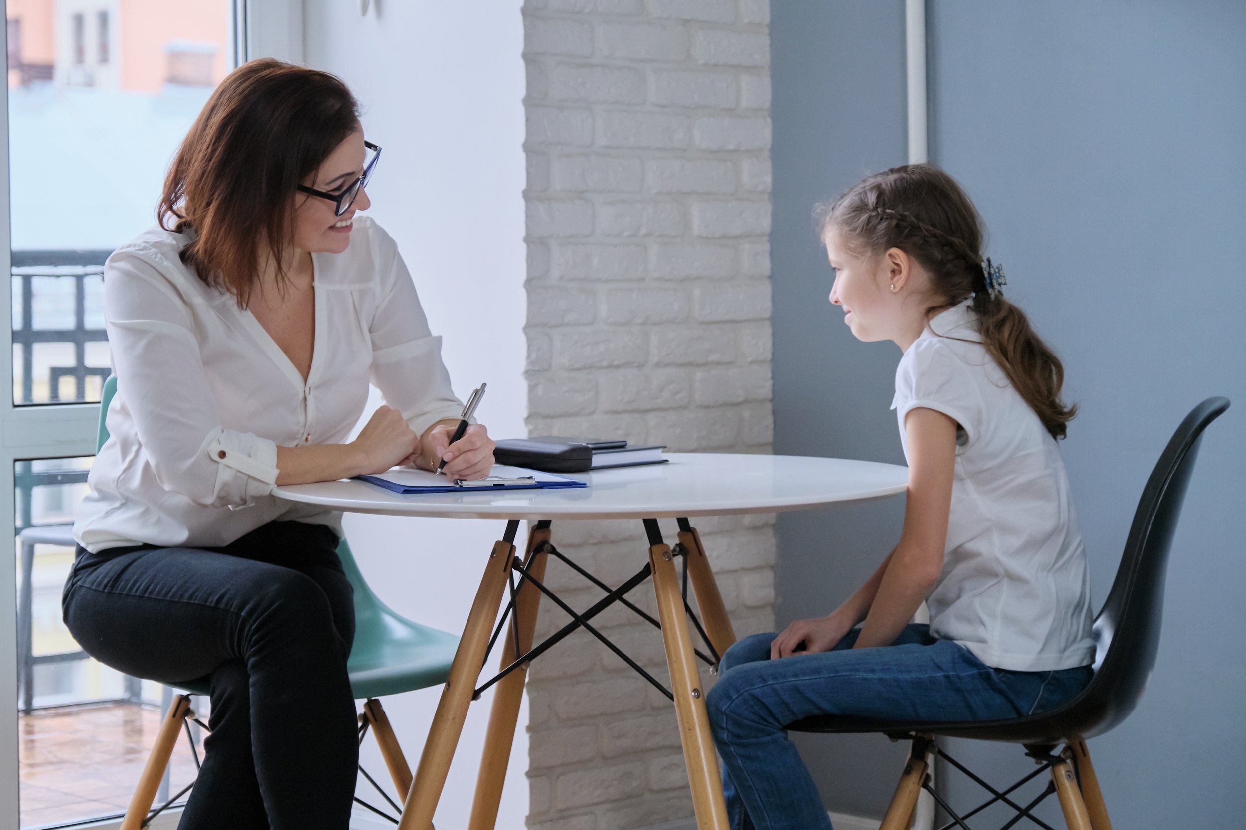 Psychologist performs psychological assessment on a girl child