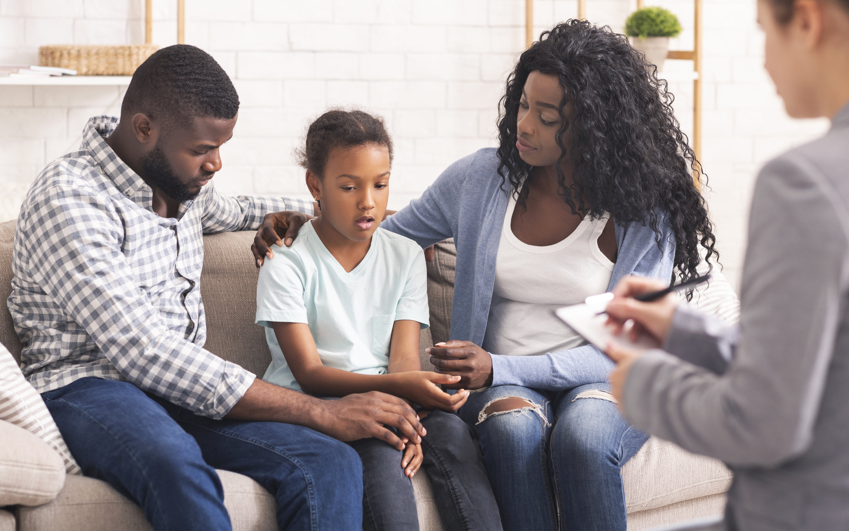 Family with child in psychological assessment session with a psychologist